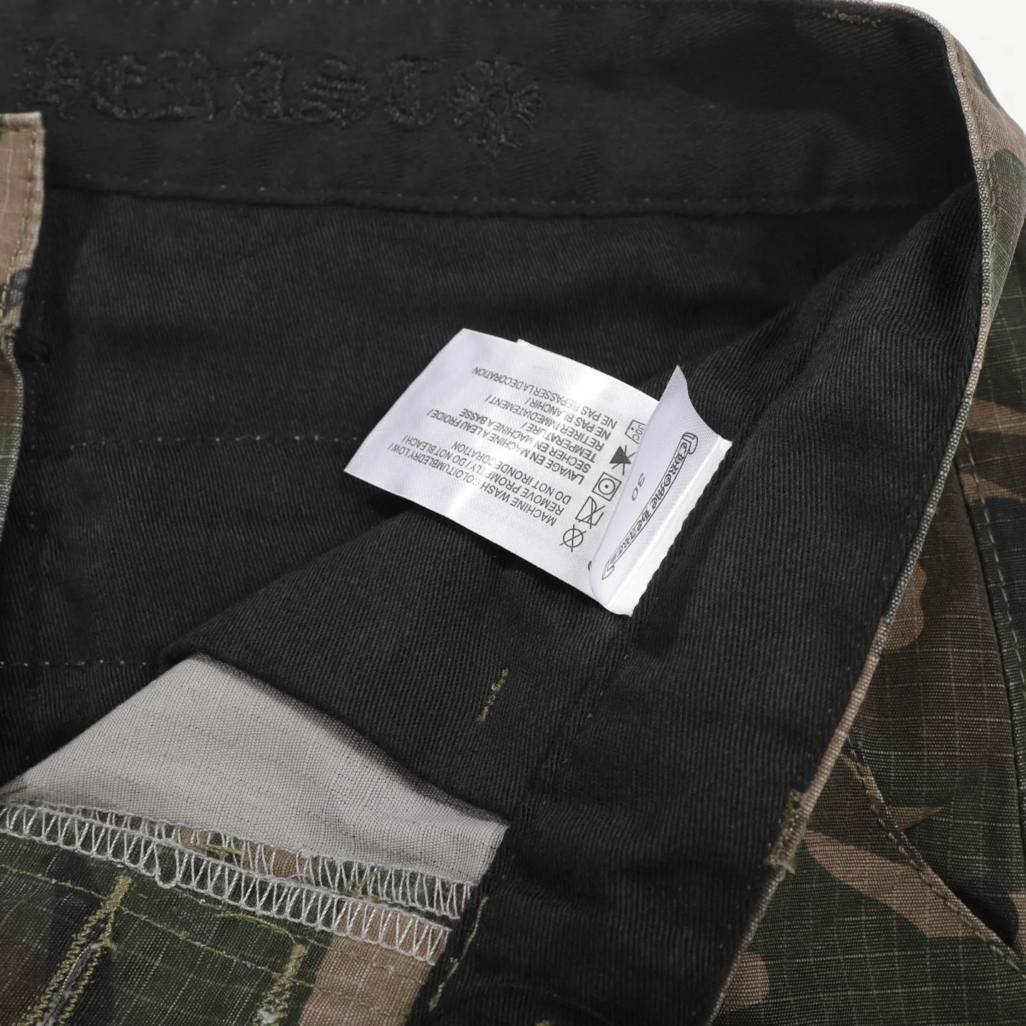 P280 Chrome HeartsCH camouflage logging pants straight-leg Sanskrit unisex overalls, W-level cabinet, patchwork cross pattern embellishment, high-waisted washed jeans! ! Absolutely high-end luxury products, 1.9W-level god-level single products, super popular products, built with top heavy industry, a magic weapon that cannot be missed. About Zangyin, this is an extremely luxurious fashion brand, which can also be called the aristocrats of the high street. It has always been an exclusive brand for some hipsters or the rich second generation. Compared with ordinary high streets, it is more luxurious and noble. Compared with luxury brands, it has a more fashionable personality and has always been a brand that I have a special liking for. Imported yarn is custom-woven into a high-density twill canvas, which ensures a crisp silhouette while also making the fabric very delicate to the touch. It follows the B01 classic silhouette, with a crisp and stylish upper body. The ready-made garments are stone-milled and fermented, so they can be matched with any style. Buttons and zippers are made of authentic YKK retro metal products. Double-layer canvas on the front knees has perfect details. All hardware is customized. Color: Camouflage Size: 28/30/32/34/36 Waist: 74/79/84/89/94 Sitting: 104/109/114/119 Pants length: 101/102/104/106/108